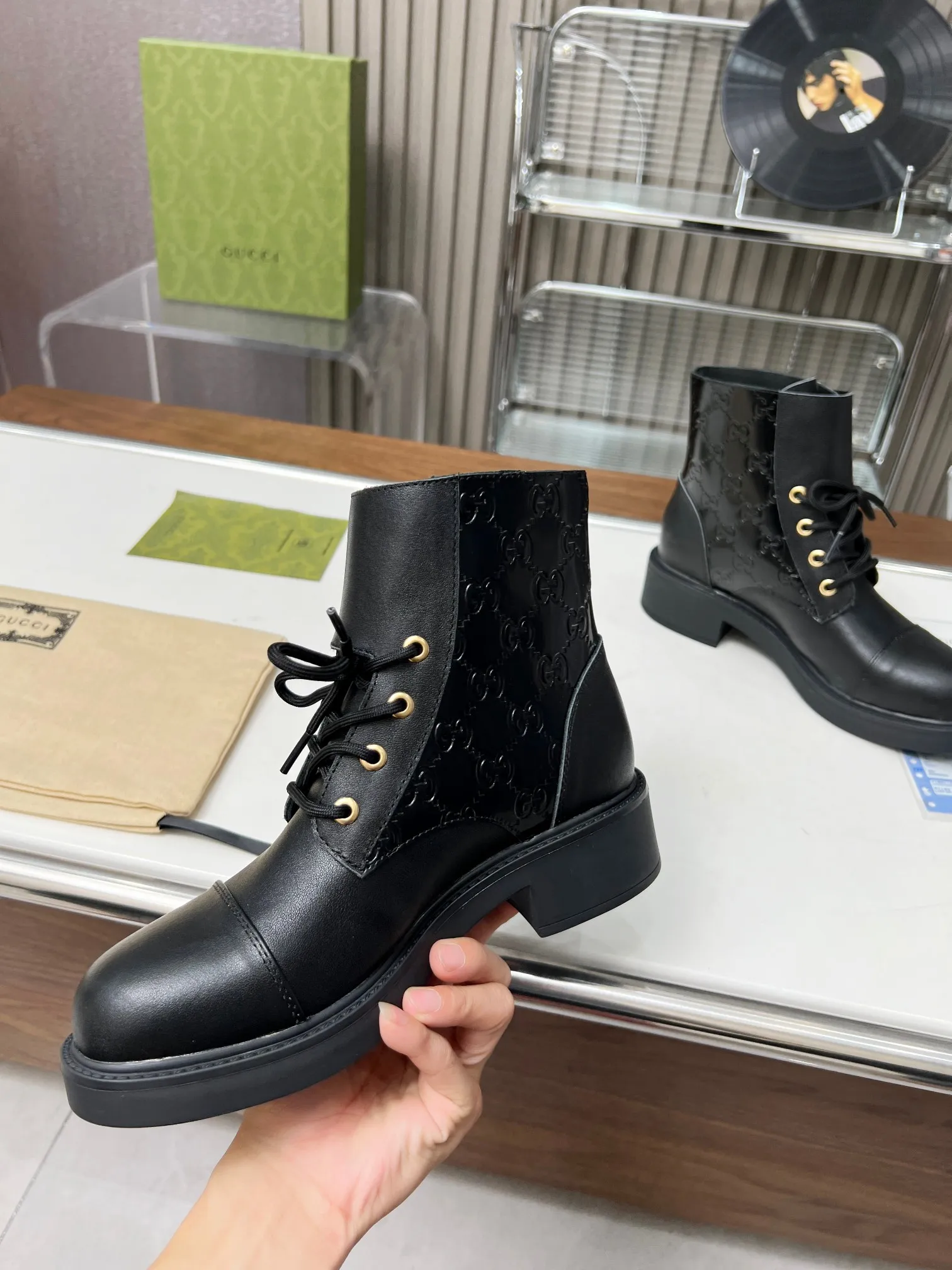 👟👟Ex-factory price 540👟👟The latest model from GUCCI. The counters are updated simultaneously. Classic styles are revitalized with iconic brand logo elements. The Velcro adhesive design on the shoe collar is easy to put on and take off. The upper leg looks great. Fabric: first layer cowhide/cowhide lining. Code number: 35-42#